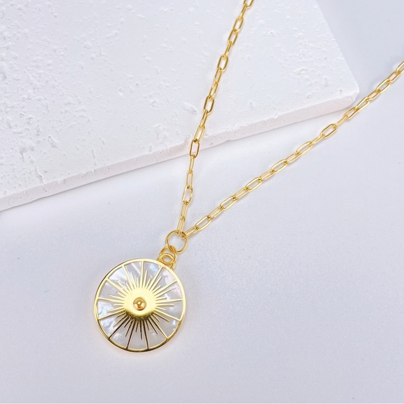 Pearl Shell Starburst Pendant Paperclip Chain 18K Real Gold Plated Necklace - Picture 3 of 10